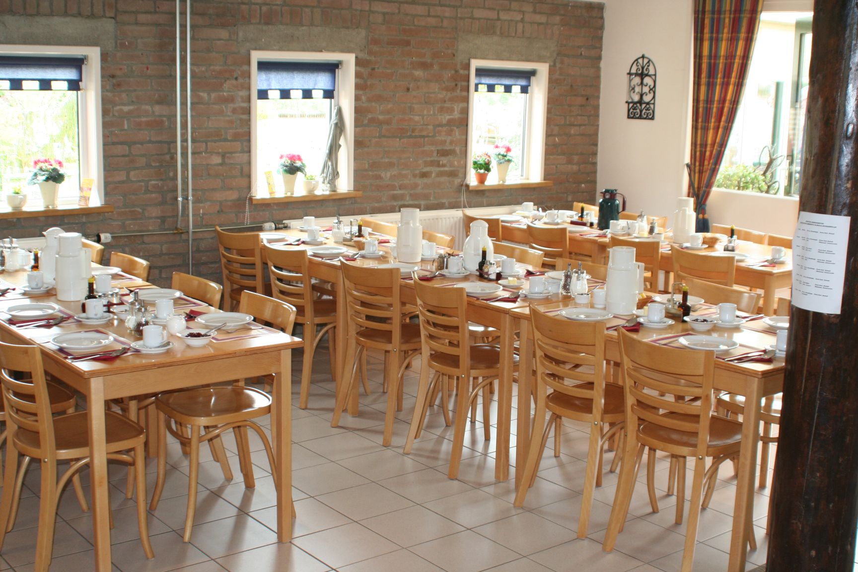 Alles staat klaar voor het broodbuffet!